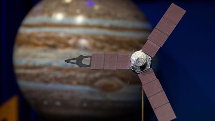 Un modèle de la sonde Juno, distribué par la Nasa le 4 juillet 2016. (AUBREY GEMIGNANI / NASA / AFP)