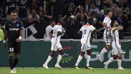 L'équipe de Lyon célèbre un but face à Marseille, à Lyon, le 23 septembre 2018. (JEAN-PHILIPPE KSIAZEK / AFP)