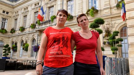 Angelique Leroux et&nbsp;Amandine Gilles devant la mairie de Boll&egrave;ne (Vaucluse), le 24 ao&ucirc;t 2013. ( MAXPPP)