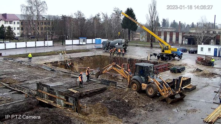 Des ouvriers s'activent, mercredi 18 janvier, pour reconstruire l'école maternelle d'Ovroutch (Ukraine). (ESTONIAN CENTER FOR INTERNATIONAL DEVELOPMENT)