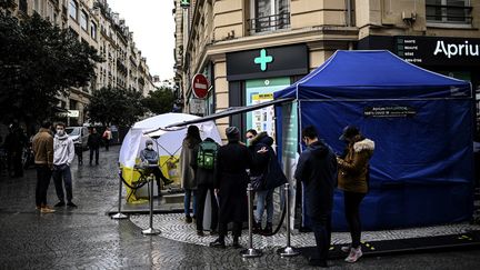 Des personnes faisant la queue pour un test anti-Covid-19 devant une pharmacie à Paris. (CHRISTOPHE ARCHAMBAULT / AFP)