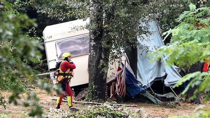 Un sauveteur sur le site d'un camping inondé à Saint-Julien-de-Peyrolas (Gard), le 9 août 2018. (BORIS HORVAT / AFP)