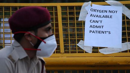 Une pancarte&nbsp;où l'on peut lire "Oxygène pas disponible, on ne peut pas admettre de patients", à New Delhi en Inde, le 23 avril 2021.&nbsp; (MAYANK MAKHIJA / NURPHOTO / AFP)