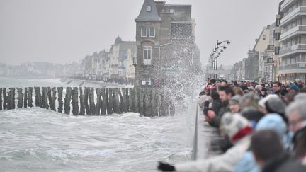 Les touristes admirent la grande mar&eacute;e &agrave; Saint-Malo (Ille-et-Vilaine), le 21 mars 2015. (CITIZENSIDE / KEVIN NIGLAUT / AFP)