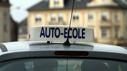 Une voiture d'auto-&eacute;cole &agrave; Thionville&nbsp;(Moselle),&nbsp;le 26 novembre 2010. (  MAXPPP)