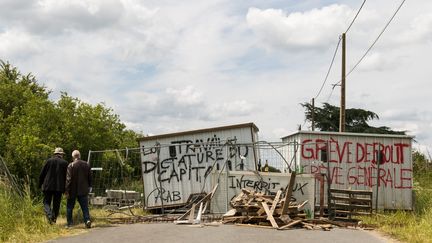 Des grévistes bloquent la raffinerie de Donges (Loire-Atlantique), le 24 mai 2016. (MAXPPP.)