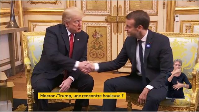 Emmanuel Macron et Donald Trump échangent une poignée de main