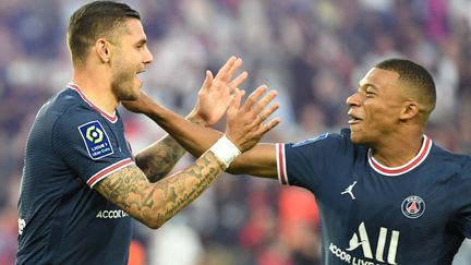 La joie de Mauro Icardi et de Kylian Mbappe, buteurs contre Strasbourg, le 14 août. (BERTRAND GUAY / AFP)