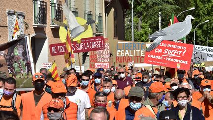 Des chasseurs manifestent contre l'interdiction de la chasse à la glu, le 12 septembre 2020, à Prades (Pyrénées-Orientale). (RAYMOND ROIG / AFP)