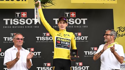 Jonas Vingegaard (Jumbo-Visma) célèbre sa victoire sur le contre-la-montre de la 16e étape du Tour de France, le 18 juillet 2023. (MARCO BERTORELLO / AFP)