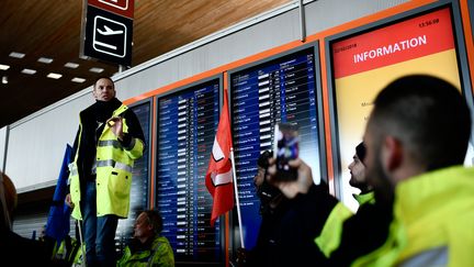 Un employé d'Air France s'adresse à ses collègues dans un terminal de l'aéroport de Roissy-Charles de Gaulle (Val d'Oise), le 22 février 2018, lors d'une grève des employés de la compagnie. (PHILIPPE LOPEZ / AFP)