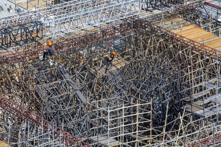 Une vue aérienne de l'échafaudage sinistré de la cathédrale Notre-Dame, le 3 juin 2020 à Paris. (PATRICK ZACHMANN / MAGNUM PHOTOS)