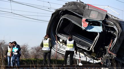 Italien : le spectaculaire déraillement d'un train au sud de Milan