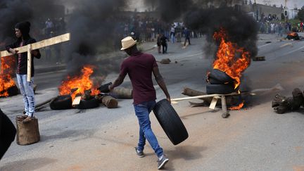 Pneus enflammés lors d'une manifestation, le 3 avril 2019, dans le township d'Alexandra au nord de Johannesburg. (SIPHIWE SIBEKO / REUTERS)