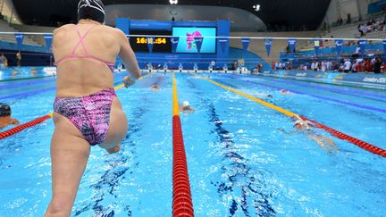 La nageuse am&eacute;ricaine Jessica Long se jette &agrave; l'eau pour une s&eacute;ance d'entra&icirc;nement, le 31 ao&ucirc;t 2012. (BEN STANSALL / AFP)