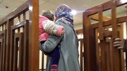 La jihadiste française Melina Boughedir, 27 ans, arrive le 19 février 2018 avec son fils au tribunal de Bagdad, en Irak, pour y être jugée, après avoir été arrêtée à Mossoul, en Irak. (STRINGER / AFP)