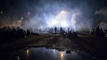 Migrants et r&eacute;fugi&eacute;s arrivant de Croatie attendent les bus &agrave; la fronti&egrave;re slov&eacute;no-croate, le 22 octobre 2015 &agrave; Zavrc. (RENE GOMOLJ / AFP)