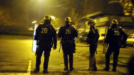 Des CRS dans le quartier des Vergnes, &agrave; Clermont-Ferrand (Puy-de-D&ocirc;me), le 8 janvier 2012. (PASCAL CHAREYRON / LA MONTAGNE / MAXPPP)