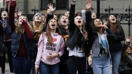 Des fans&nbsp;de Justin Bieber hurlent alors que le chanteur canadien&nbsp;appara&icirc;t &agrave; la fen&ecirc;tre de son h&ocirc;tel &agrave; Londres (Royaume-Uni), le 9 mars 2013. (OLIVIA HARRIS / REUTERS)