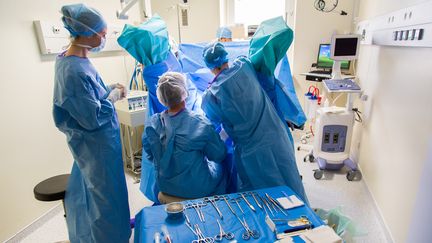 Une opération dans un service d'urologie du groupe hospitalier Diaconesses Croix Saint-Simon à Paris, le 14 janvier 2014. (GARO / PHANIE / AFP)