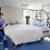 Une soignante de la polyclinique de Gentilly, à Nancy (Meurthe-et-Moselle), prépare une chambre de réanimation avant l'accueil d'un malade du Covid-19, transféré depuis le centre hospitalier public de la ville, le 18 mars 2020. (MAXPPP)