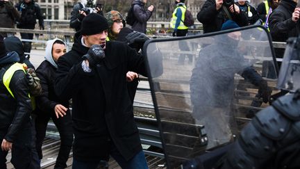 Face-à-face entre des gendarmes et des manifestants lors d'un rassemblement de "gilets jaunes" à Paris, le 5 janvier 2019. (MARION VACCA / HANS LUCAS / AFP)