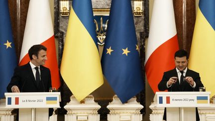 Le président français Emmanuel Macron et son homologue ukrainien Volodymyr Zelensky, le 8 février 2022 à Kiev (Ukraine). (THIBAULT CAMUS / AFP)