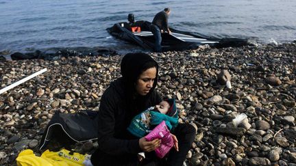 Arrivée de migrants sur l'île de Lesbos en Grèce (19 octobre 2015). Loin de décroître, les arrivées de migrants ne cessent d'augmenter en Grèce. (DIMITAR DILKOFF / AFP)