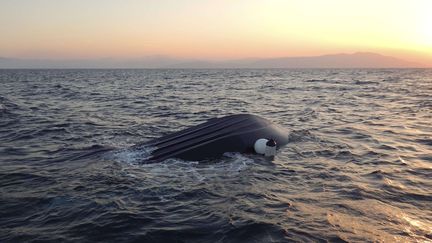 Parmi les embarcations de fortune lanc&eacute;e sur les eaux de la m&eacute;diterran&eacute;e, toutes n'atteignent pas leur but. C'est le destin de ce canot &agrave; moteur rep&eacute;r&eacute; dans la mer de Bodrum au large des c&ocirc;tes turques le 18 ao&ucirc;t 2015. (AP/SIPA / AP)