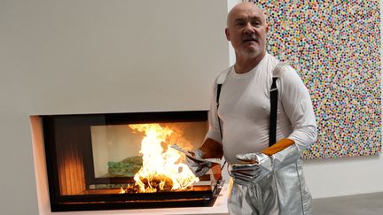 L'artiste britannique Damien Hirst brûle des centaines de ses oeuvres dans son atelier de Londres, dans le cadre de son projet "The Currency", le 11 octobre 2022. (ISABEL INFANTES / AFP)