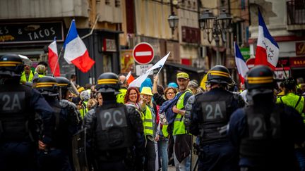 "Gilets jaunes" : des policiers vont comparaître devant la justice