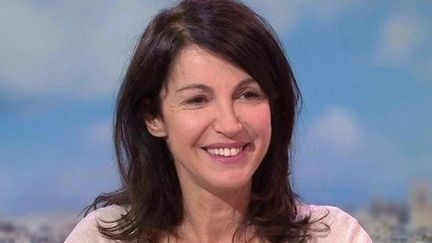 Zabou Breitman dépeint le quotidien de la surdité dans la pièce "Journal de ma nouvelle oreille"