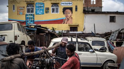 Ici, c'est le règne de la débrouille. "Je prends des pièces de Renault 5 pour le train avant des 4L", raconte Elysée Rakotondrakolona, dans un bleu de travail presque aussi vieux que ses modèles. (MARCO LONGARI / AFP)