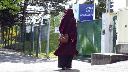 Ikram, une lyc&eacute;enne musulmane qui se dit victime de discrimination pour sa jupe longue, le 5 mai 2015 devant le lyc&eacute;e Paul-Gauguin d'Orl&eacute;ans (Loiret). (  MAXPPP)