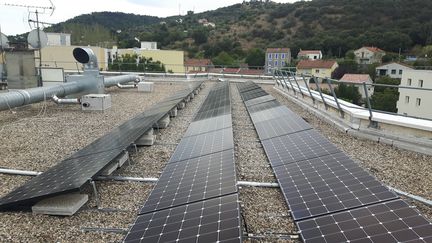 À Alès (Gard), un HLM produit une partie de son électricité grâce des panneaux solaires. Un&nbsp;projet expérimental d’une ampleur unique en France pour le moment. (GREGOIRE LECALOT / RADIO FRANCE)