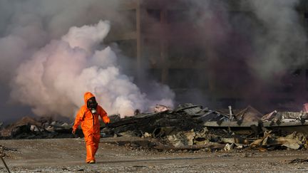 Un pompier sur le site des explosions de Tianjin (Chine), le 13 ao&ucirc;t 2015. (SHEN BOHAN / XINHUA)