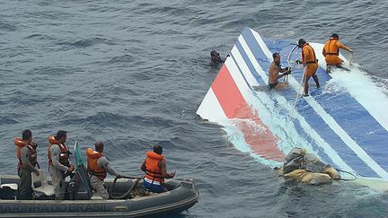 Des plongeurs en train de récupérer une grande partie du gouvernail de l'A330 d'Air France dans l'océan Atlantique, le 1er juin 2009. (HO / BRAZILIAN NAVY / AFP)