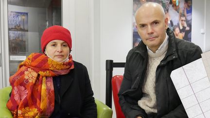 Myriam Djebour et&nbsp;Michel Ferry, dans leur cinéma Les Carmes à Orléans (Loiret). (MATHIEU LEHOT / FRANCEINFO)