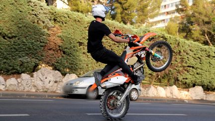 Un homme faisant du rodéo urbain à Marseille, en juillet 2017. (Photo d'illustration) (ROSSI DAVID / MAXPPP)