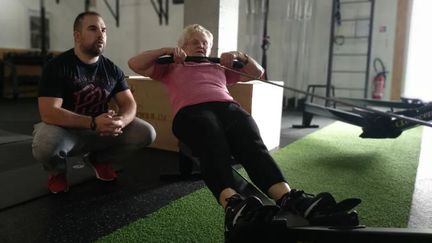 Madeleine Guillon&nbsp;lors d'un entraînement, avec son coach&nbsp;Quentin Mathieu. (Xavier Louvel / RADIO FRANCE)