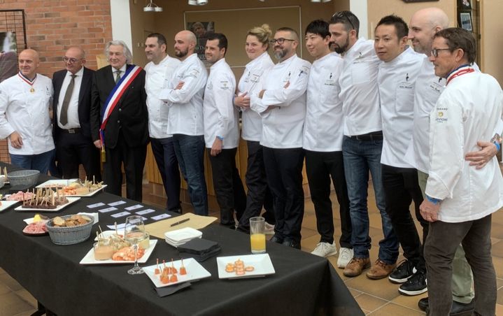 Les huit candidats et le jury, avant l'épreuve, à Romorantin. (BERNARD THOMASSON / FRANCEINFO / RADIO FRANCE)