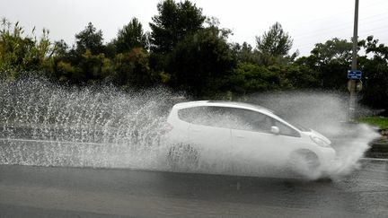 Une voiture sur une route en partie inondée à Saint-Jean-de-Vedas dans l'Hérault en octobre 2019. (Illustration).&nbsp; (VINCENT PEREIRA / MAXPPP)