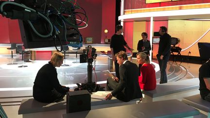 Laurent Delahousse et Anne-Sophie Lapix lors de l'émission spéciale "Mesdames, messieurs, bonsoir" célebrant les 70 ans du journal télévisé, le 12 juin 2019, dans les studios de France Télévisions, à Paris. (GUILLEMETTE JEANNOT / FRANCEINFO)