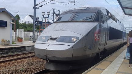 Un TGV dans une gare.&nbsp; (AURÉLIE LAGAIN / FRANCE-BLEU BREIZH IZEL)