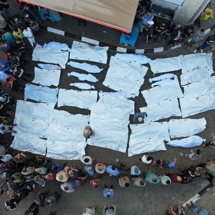 Des corps de victimes extraits de la morgue de l'hôpital des Martyrs d'Al-Aqsa avant la tenue des funérailles, le 6 novembre 2023 à Deir-al-Balah, dans la bande de Gaza. (ASHRAF AMRA / AGENCE ANADOLU / AFP)