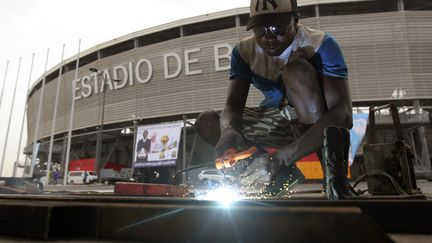 Un ouvrier travaille pr&egrave;s du stade de Bata, &agrave; Bata, en Guin&eacute;e Equatoriale, le 17 janvier 2012, &agrave; l'occasion de l'ouverture de la Coupe d'Afrique des Nations.&nbsp; (AMR ABDALLAH DALSH / REUTERS)