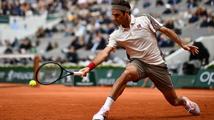 Roger Federer lors de sa&nbsp;demi-finale contre&nbsp;Rafael Nadal à Roland-Garros, le 7 juin 2019. (MARTIN BUREAU / AFP)