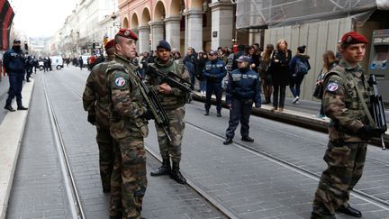 Des soldats patrouillent sur les lieux de l'agression, &agrave; Nice, le 3 f&eacute;vrier 2015.&nbsp; (VALERY HACHE / AFP)
