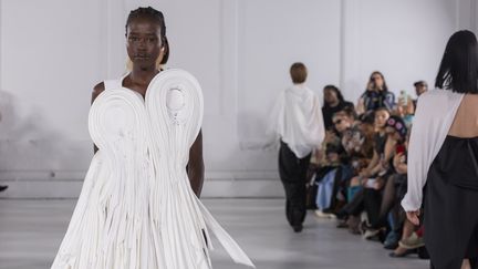 Regarder la vidéo Paris Fashion Week féminine printemps-été 2025 : coups de cœur pour les défilés Mossi, Leonard, Anrealage et Xuly Bët