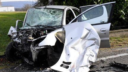 Une voiture accidentée à Marboz (Ain), le 28 décembre 2023. (MAXPPP)